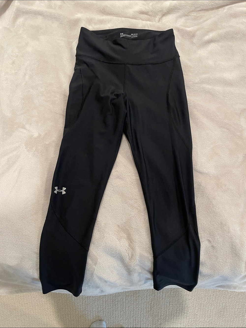 ONE DAY SALE!! Under Armour Black Cropped Performance Leggings